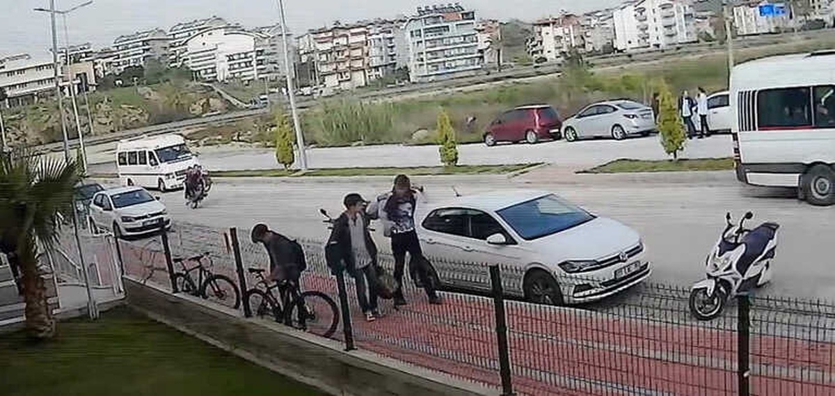 Motosikletin Ön Tekerleğini Kaldırarak Sürdü, Okul Servisine Arkadan Çarptı