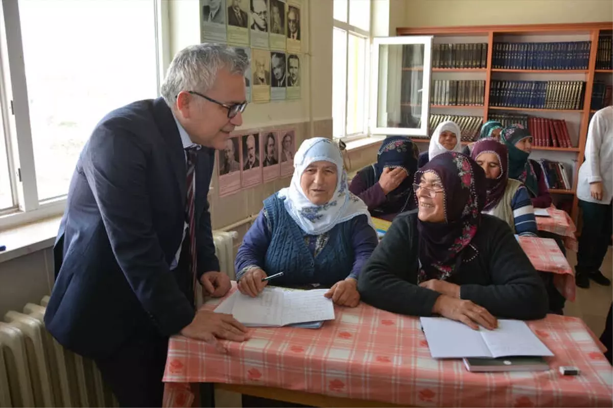 Niğde Valisi Şimşek\'in Okuma Yazma Kursunu Ziyareti