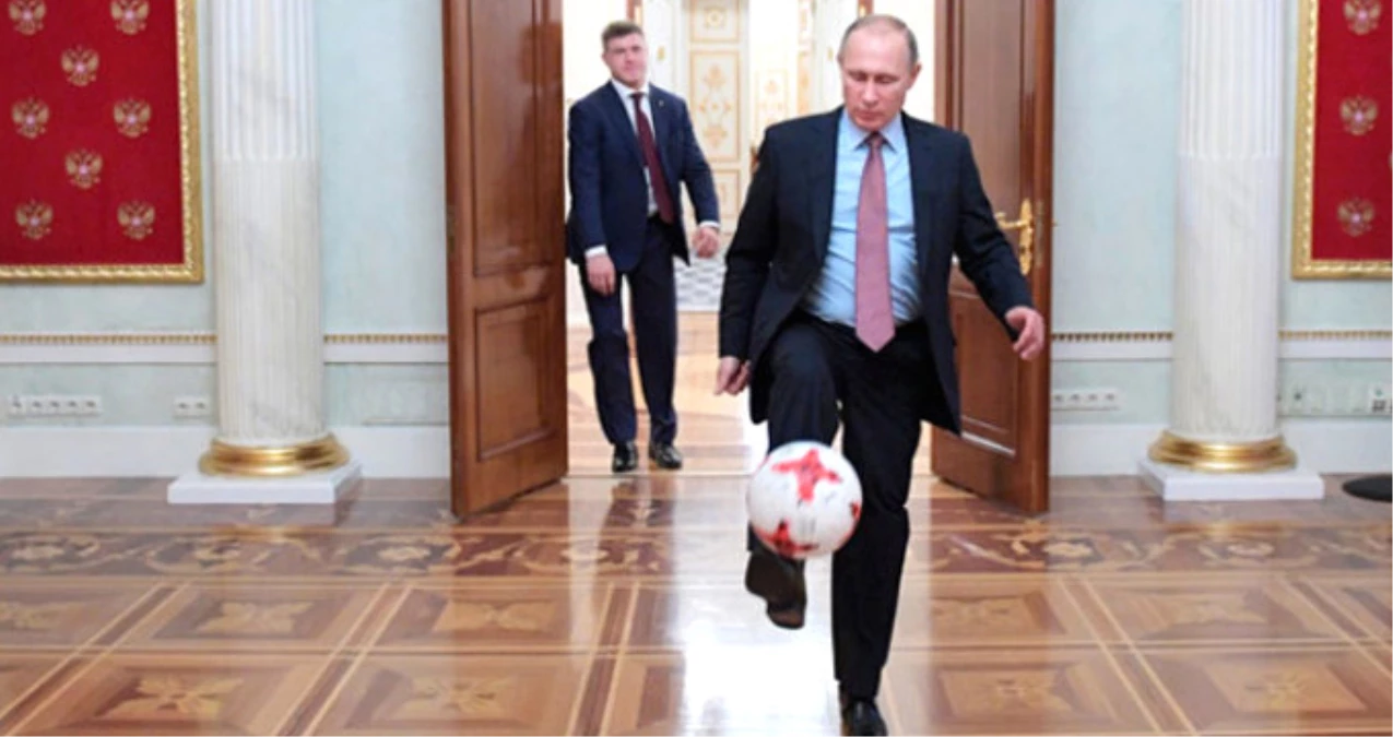 Putin ve FIFA Başkanı\'nın Kremlin\'de Futbol Oynadığı Görüntüler Ortaya Çıktı
