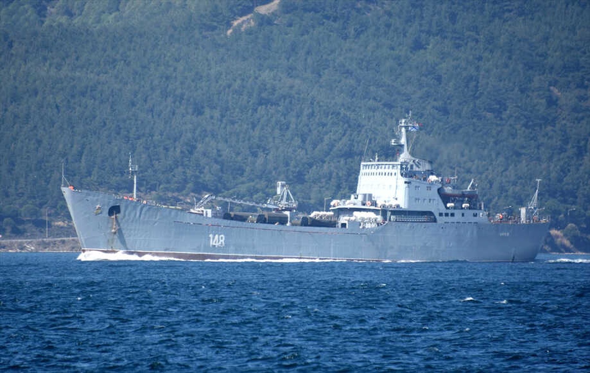 Rus Askeri Gemisi Çanakkale Boğazı\'ndan Geçti
