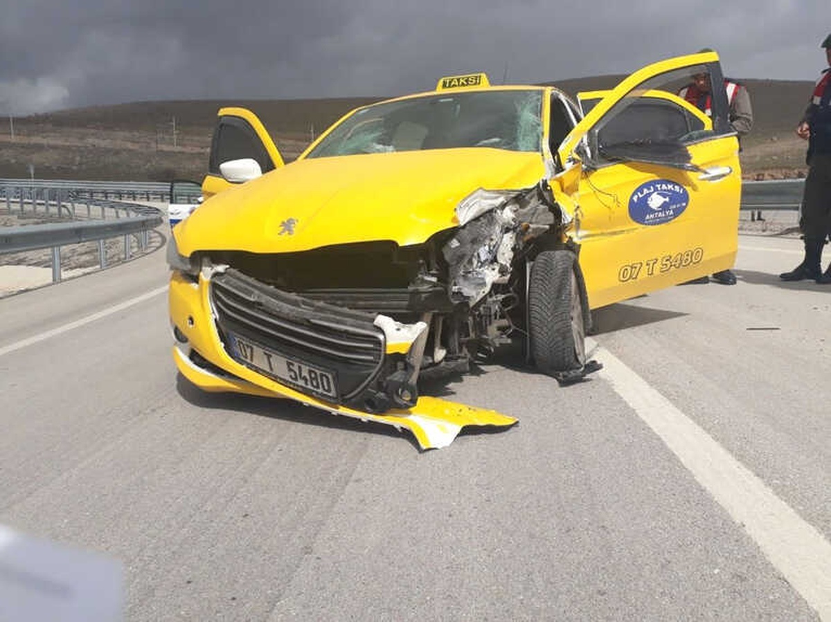 Ticari Taksi Bariyerlere Çarptı: 1 Yaralı