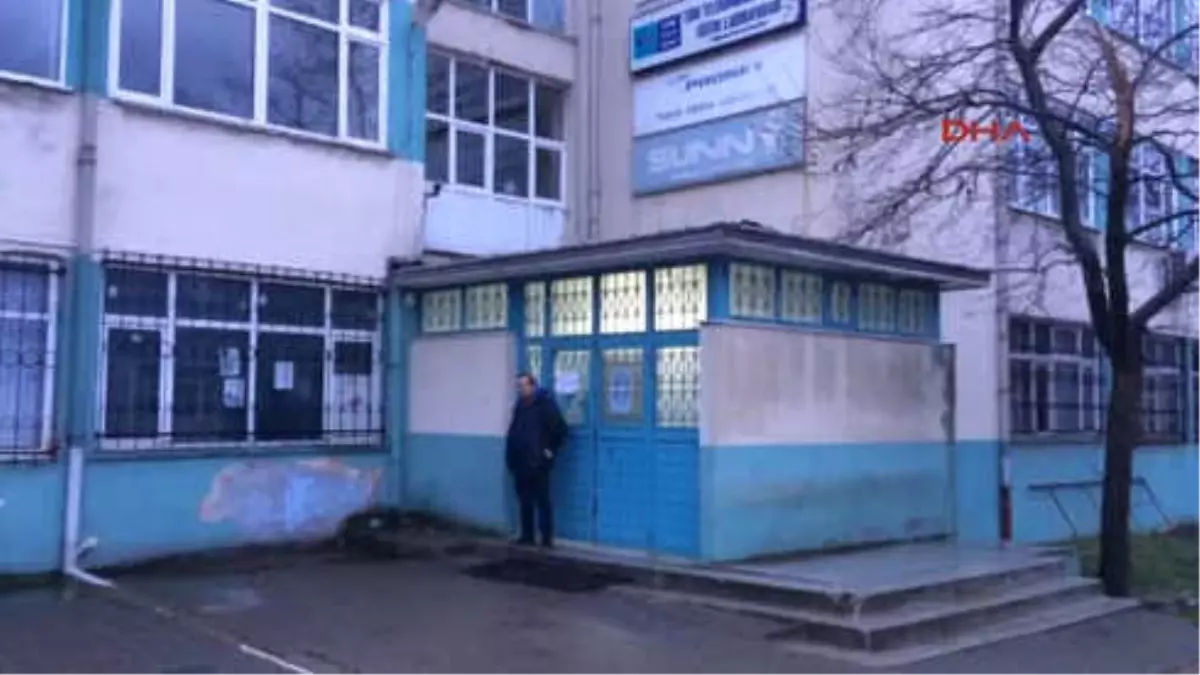 Uçurumun Kenarındaki Bina Boş, Kapılar da Kilitli