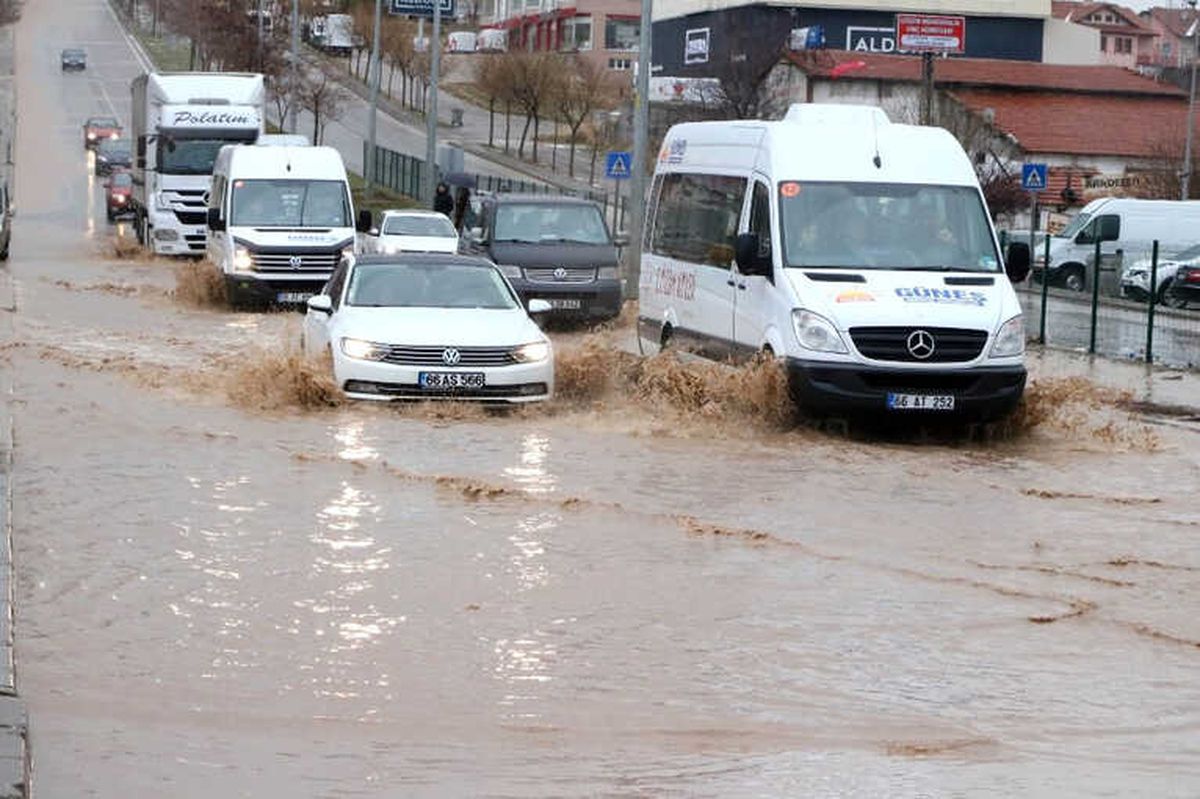 Yozgat\'a Yollar Göle Döndü, Sürücüler Zor Anlar Yaşadı