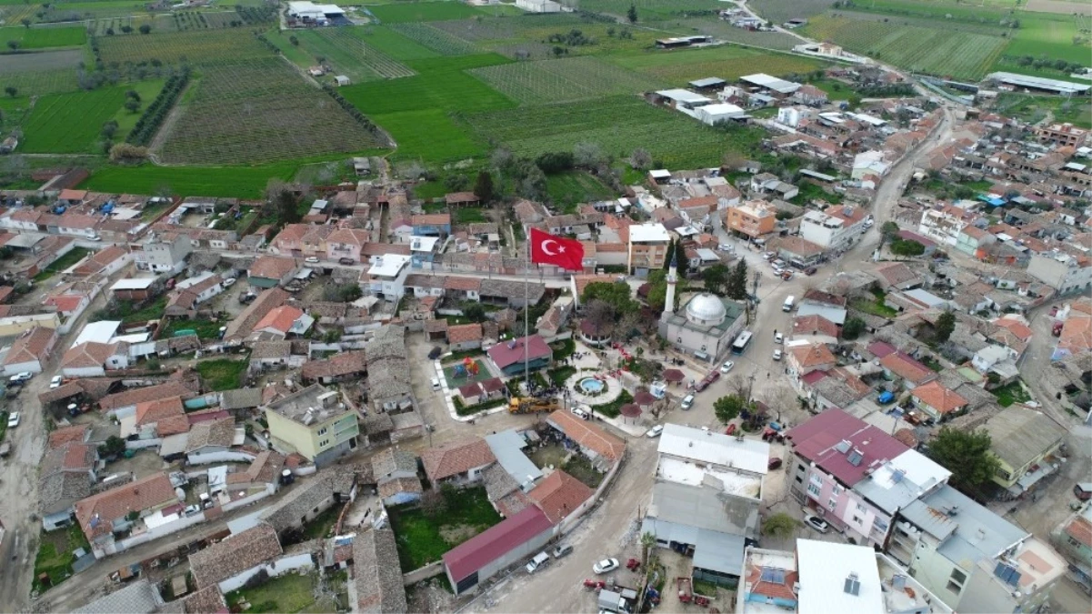 40 Metrelik Türk Bayrağı Paşaköy\'de Dalgalanıyor