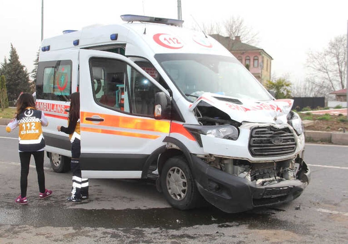 Ambulansla Kamyon Çarpıştı: 1 Yaralı