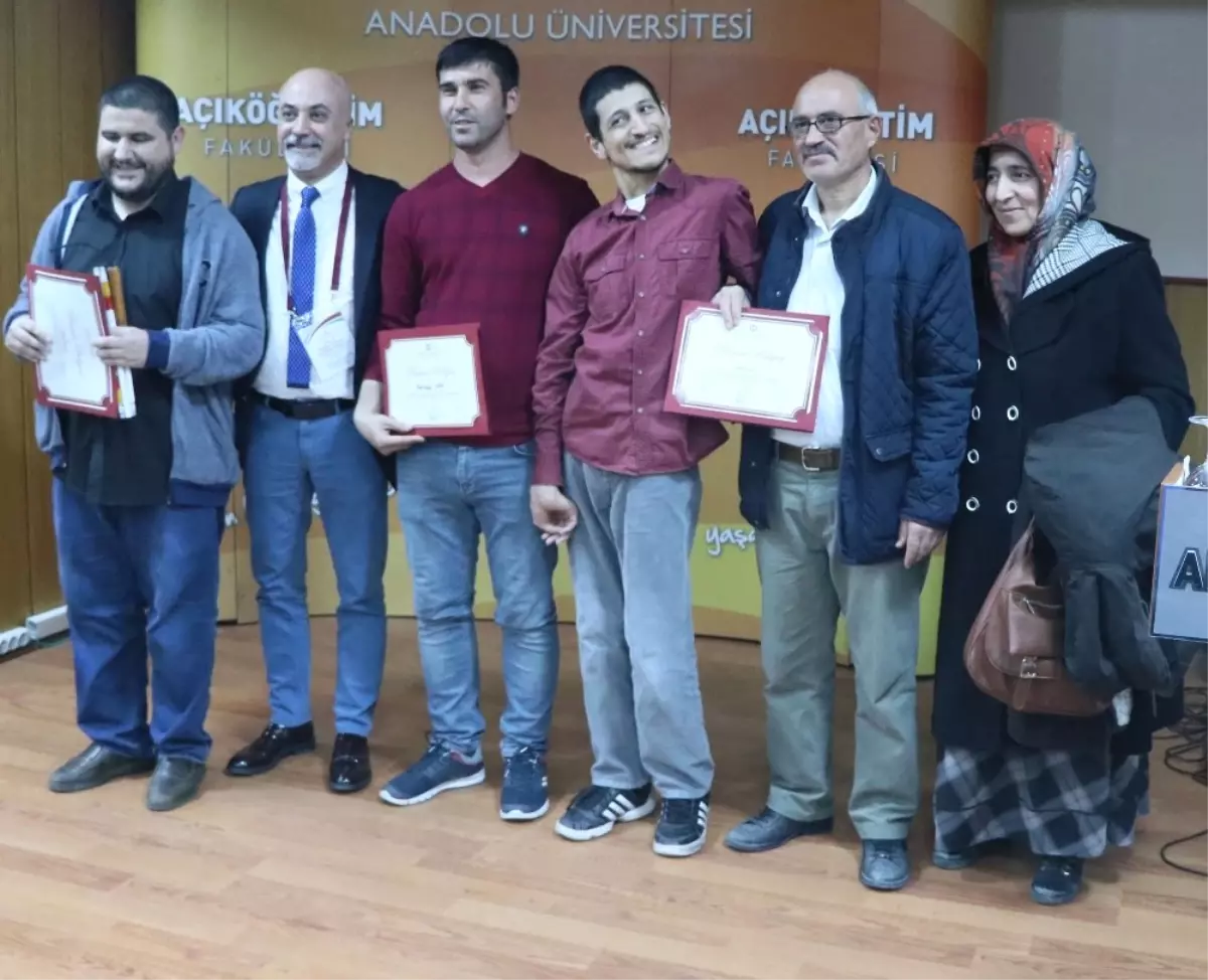 Anadolu Üniversitesi Aksaray\'da Öğrencilere Başarı Belgelerini Verdi