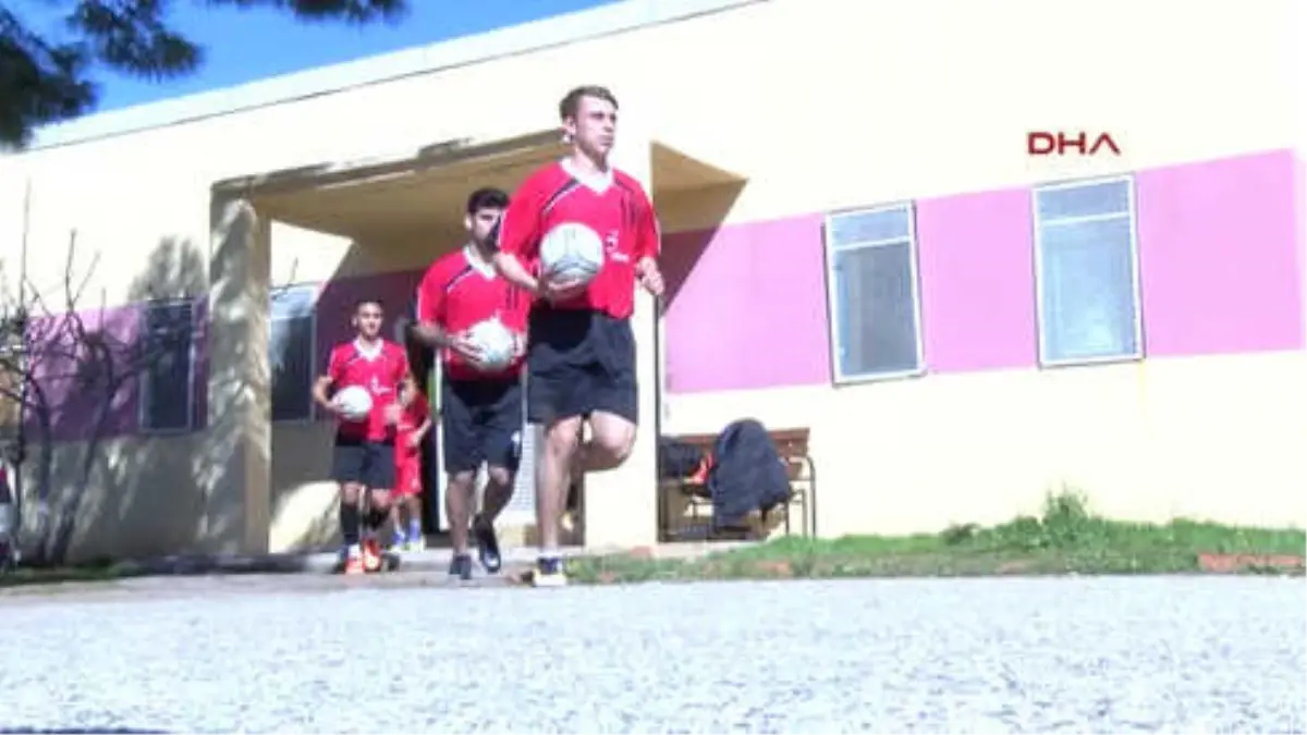 Antalya Dünya Futsal Şampiyonasına Okulun Asfalt Zeminli Sahasında Hazırlanıyorlar