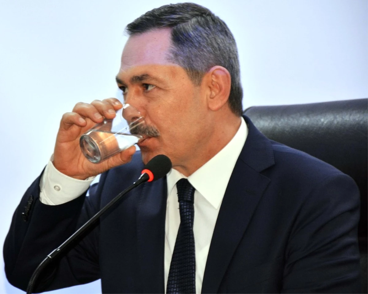 Başkan Uysal, Meclis Üyelerine Bir Bardak Su İçirdi