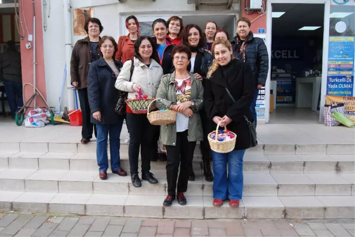 Bayramiç\'te CHP\'li Kadınlardan Hediye