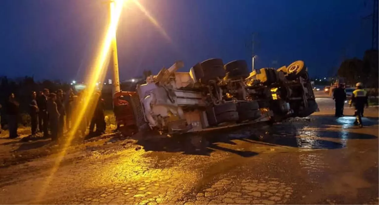 Beton Pompası Kamyonu ile Tır Çarpıştı: 2 Yaralı
