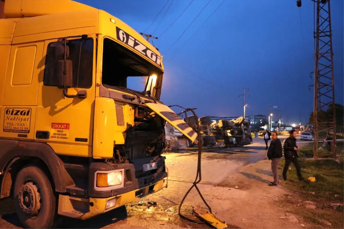 Denizli\'de Beton Pompası ile Tır Çarpıştı: 2 Yaralı