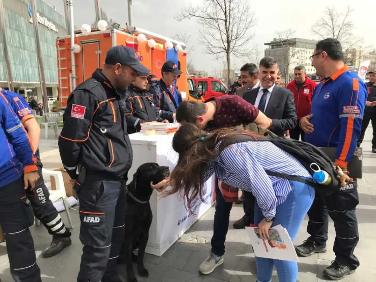 Deprem Haftası\'nda Arama Kurtarma Ekipleri Halkla Buluştu