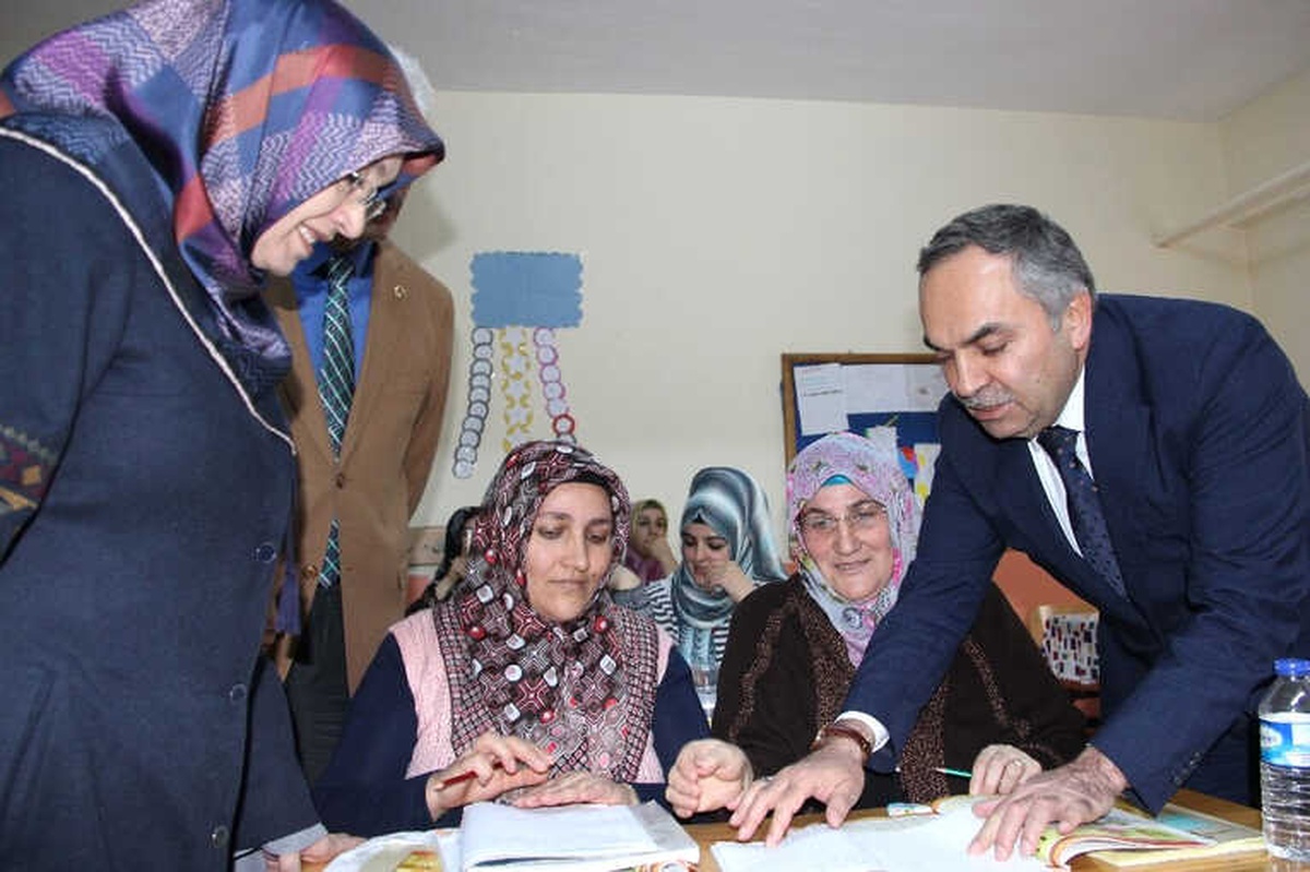 Düzce Belediye Başkanı Ay\'dan Okuma Yazma Öğrenen 2 Kişiye Ehliyet Sözü