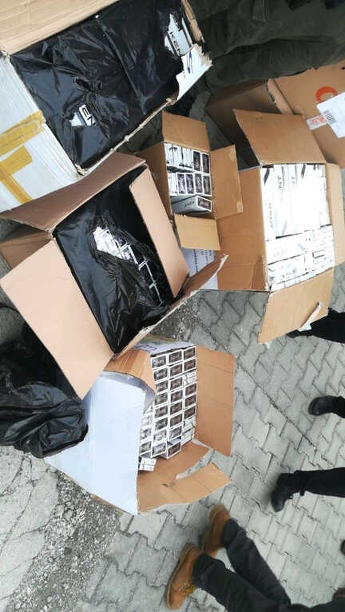 Erciş\'te Bir Kargoya Ait Kamyonette 3 Bin Paket Kaçak Sigara Ele Geçirildi