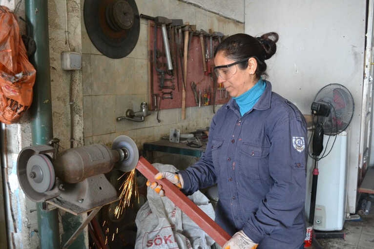 Evinde Anne, Sanayide Soğuk Demir Ustası