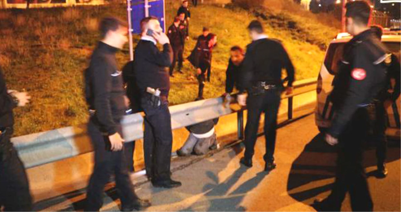 Kadıköy\'de Polis ile Şüpheliler Arasındaki Kovalamaca Kazayla Bitti, Üç Şüpheli Yakalandı