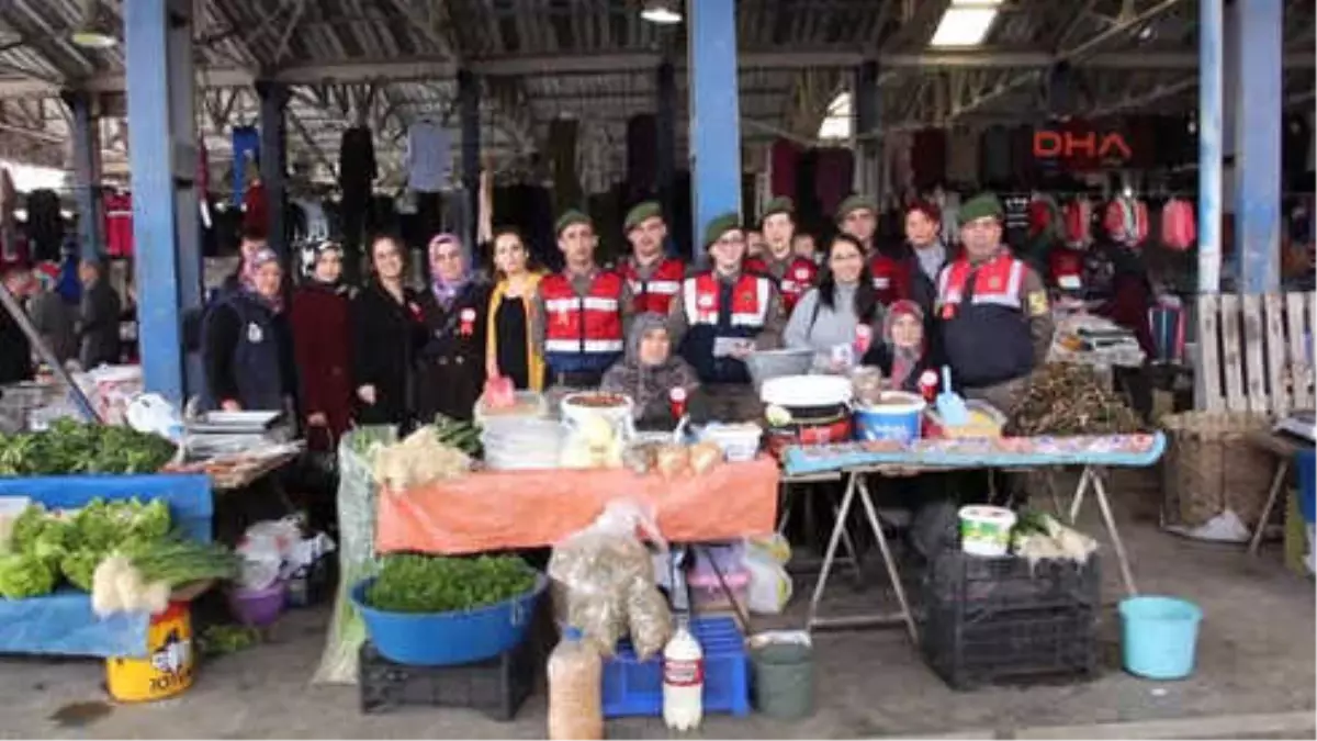 Kocaeli Jandarma Pazarcı Kadınlara Karanfil Dağıtıp Kadınlar Gününü Kutladı