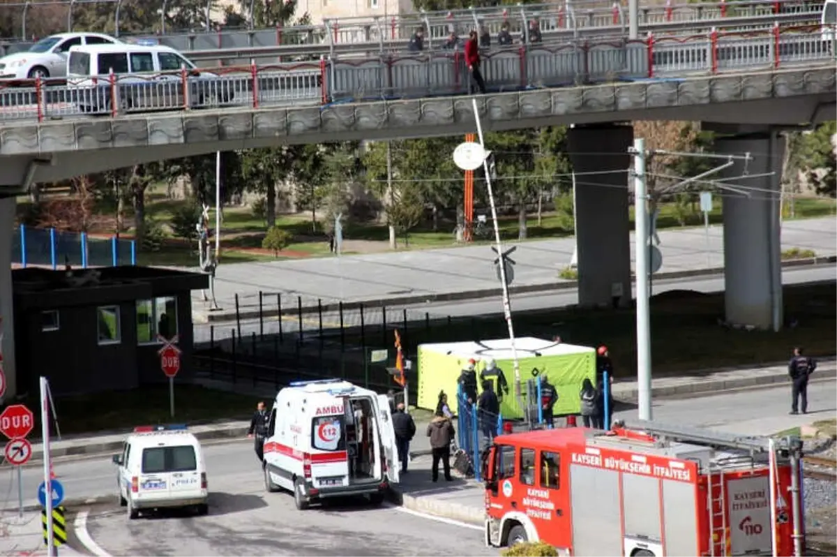 Köprüye Çıkarak İntihar Etmek İstedi