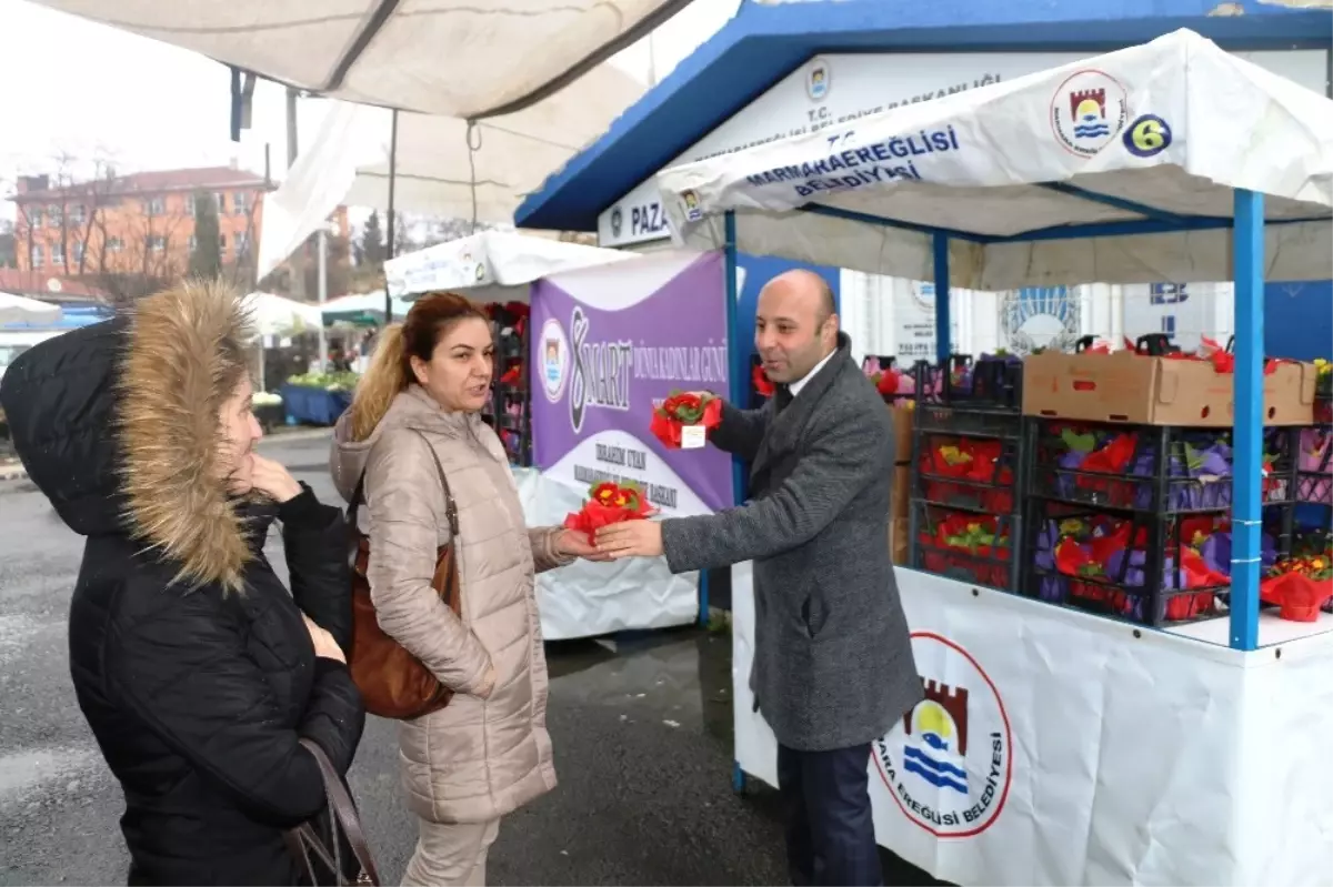 Marmaraereğlisi\'nde Kadınlara Çiçek Dağıtımı Yapılıyor