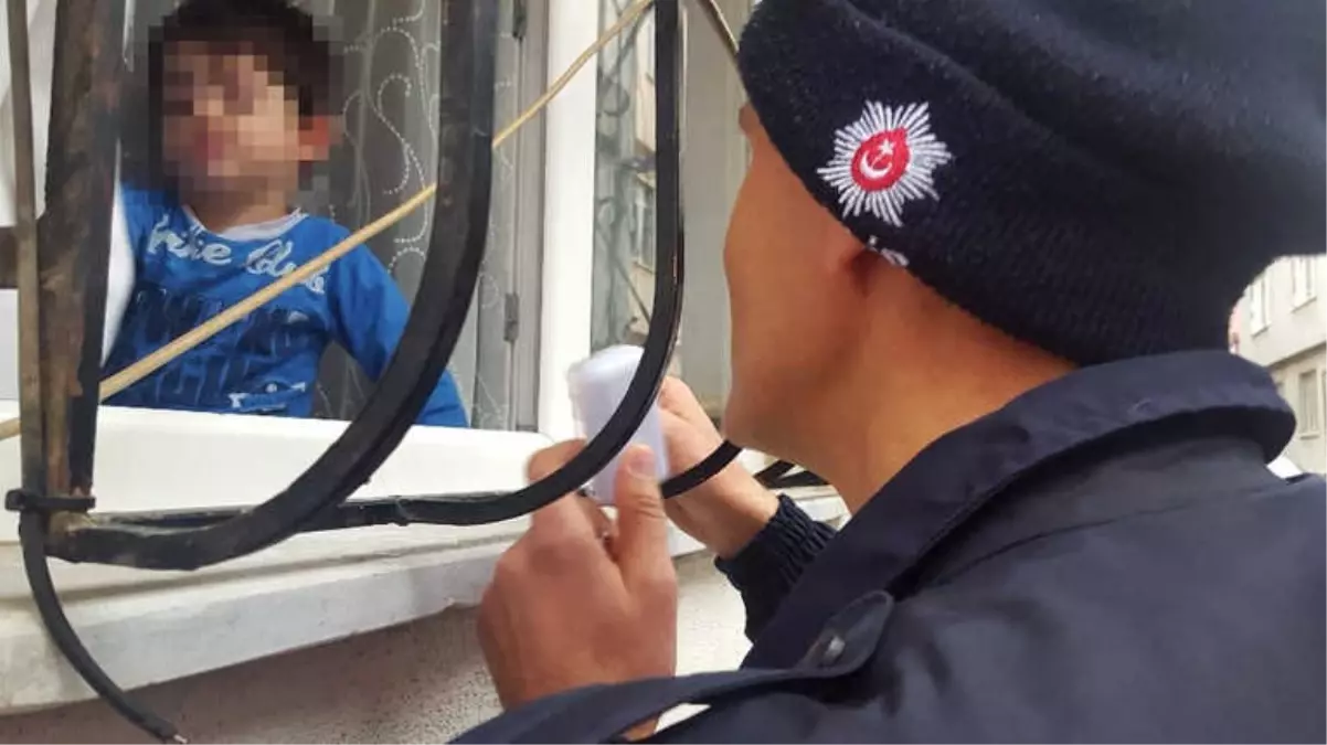 2 Yaşındaki Çocuk Evde Mahsur Kaldı, Polis ve Çilingir Seferber Oldu