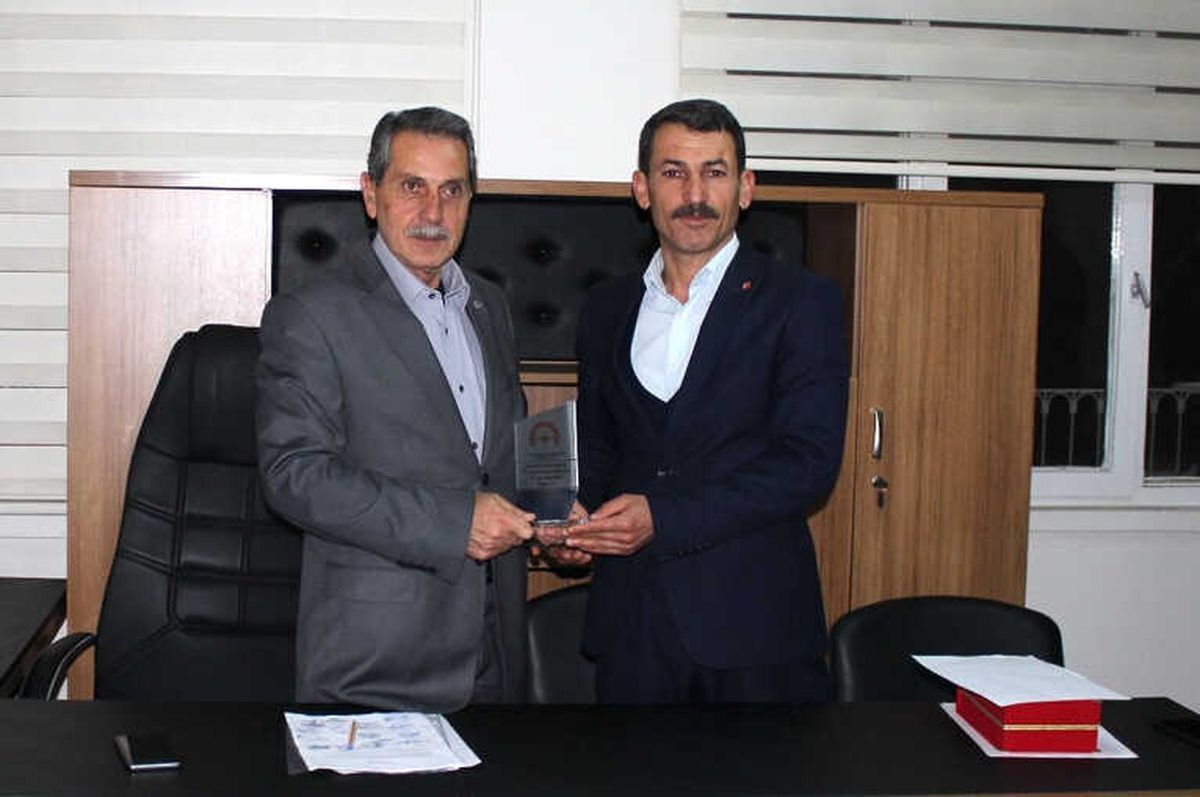Vali Kalkancı\'yu Muhtarlardan Plaket