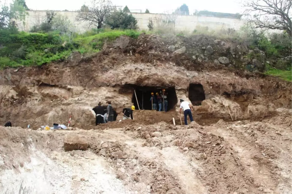 Villa İnşaatında Kaya Mezarları Bulundu