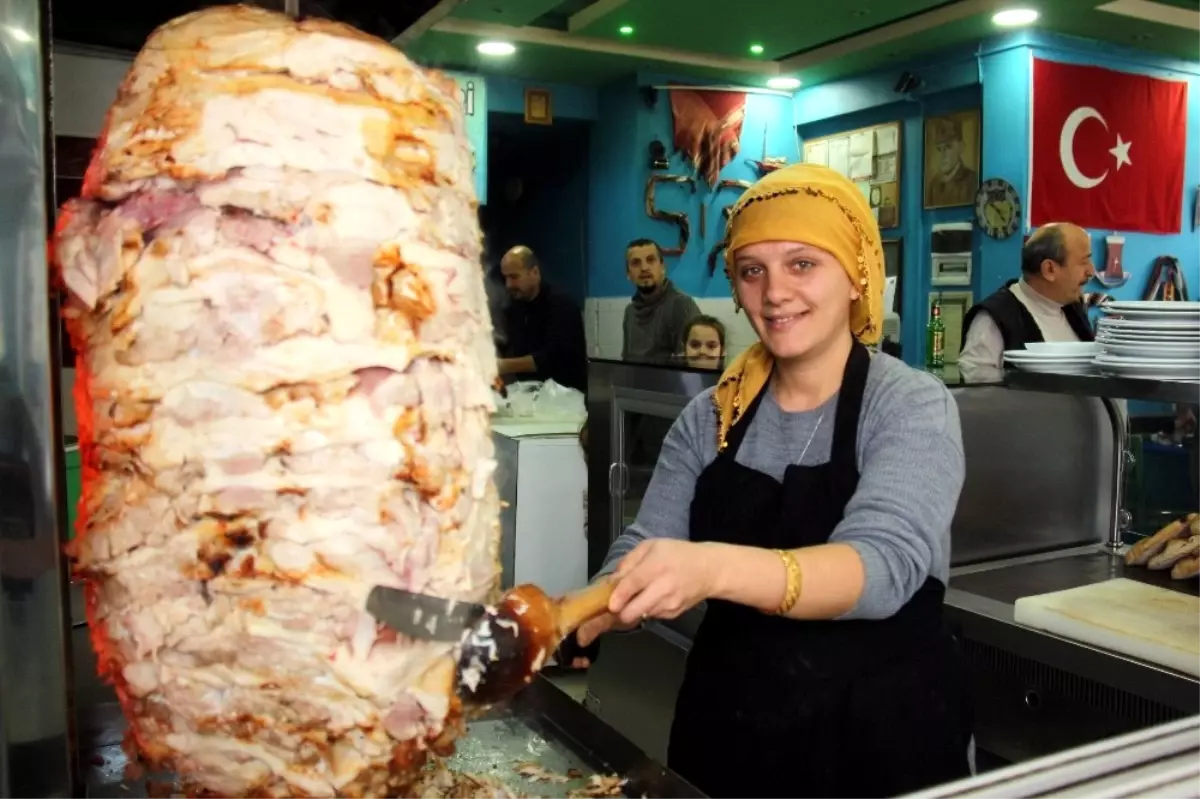 Yeter Usta" Döner Kesip, Pide ve Lahmacun Yapıyor