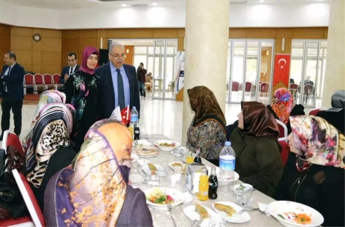 Adıyaman Belediyesinin Bayan Çalışanları İl Protokolüyle Yemekte Buluştu