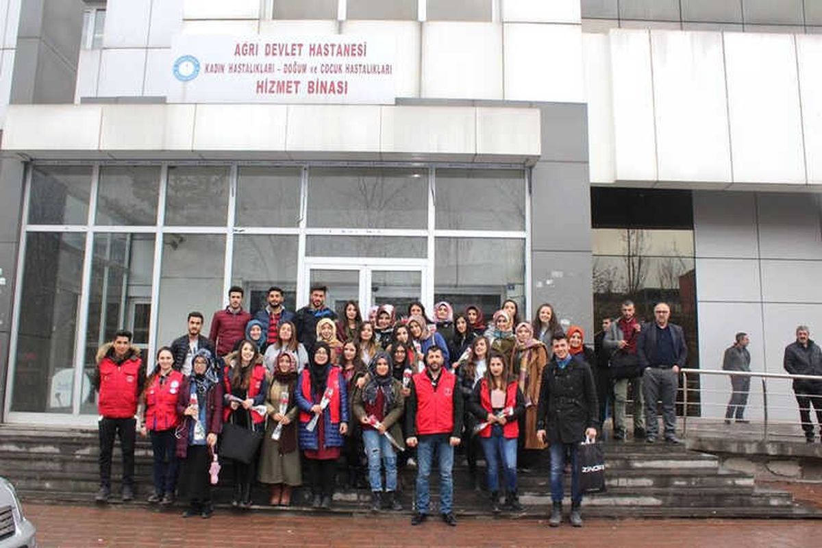 Agm Gönüllüleri 8 Mart Dünya Kadınlar Günü\'nde Hasta Kadınları Ziyaret Etti