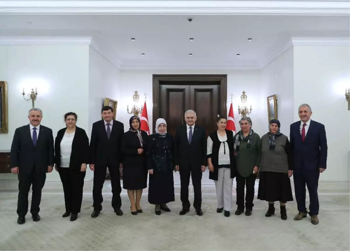 Başbakan Yıldırım Köyünü Türkiye\'ye Tanıtan Zümran Ömür\'ü Kabul Etti