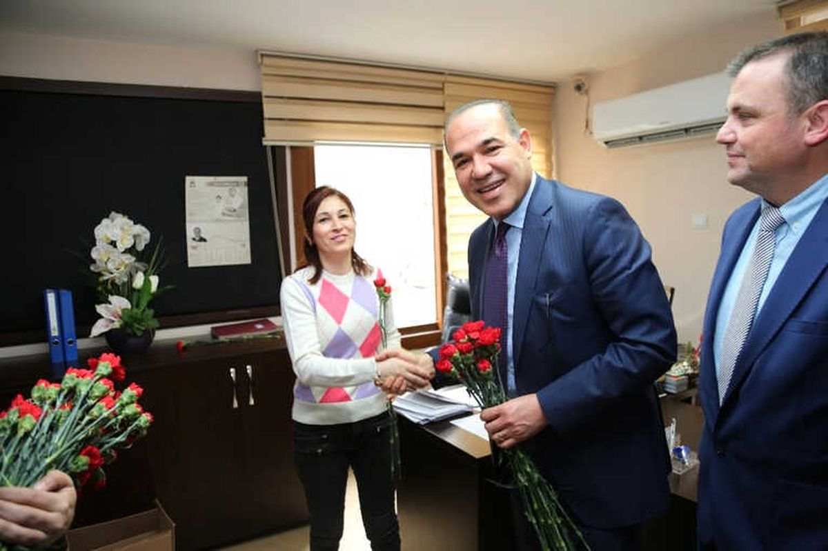 Başkan Sözlü, Kadınlara Çiçek Dağıttı