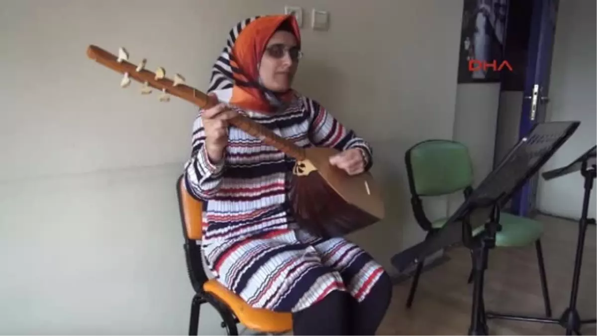 Bingöl\'de Görme Engelli Kadın, 2 Ayda Öğrendiği Bağlama ile Yaşama Tutundu