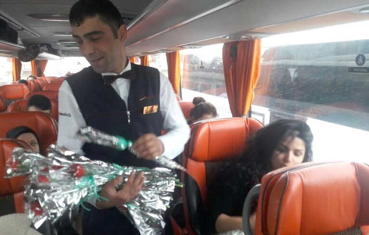 Bu Sefer Bilet Sorgusu Değil Çiçek Dağıttılar