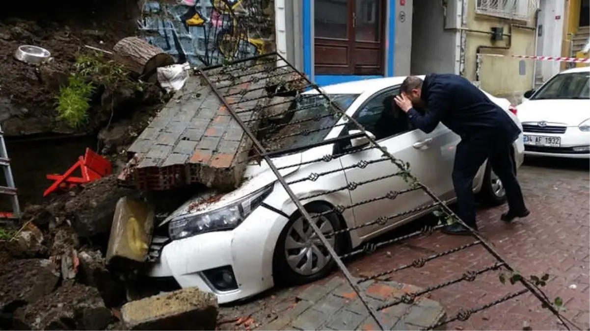 Cihangir\'de İstinat Duvarı Çöktü, Vatandaş Ölümden Saniyelerle Kurtuldu