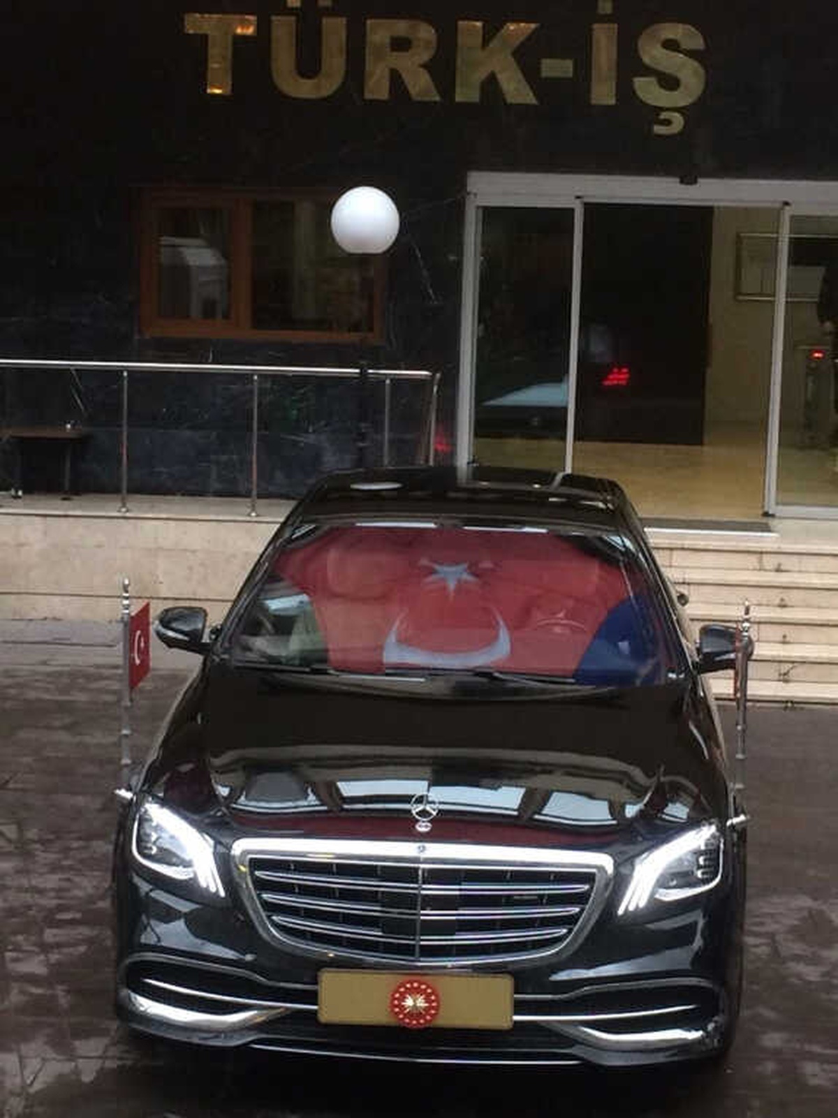 Cumhurbaşkanı Erdoğan\'ın Makam Aracının Camına Türk Bayrağı Yansıdı