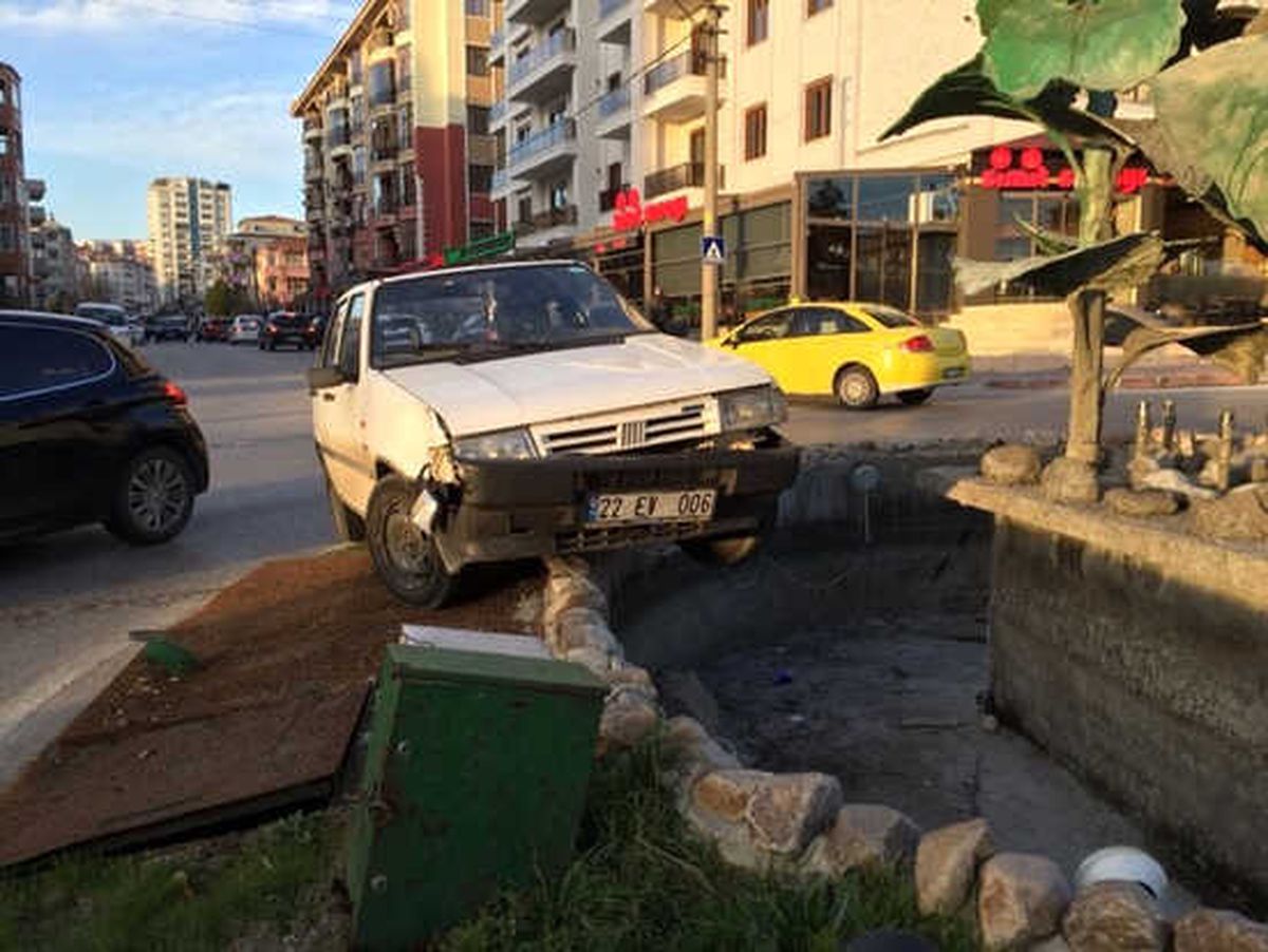 Dikkatsiz Sürücü Süs Havuzunda Asılı Kaldı