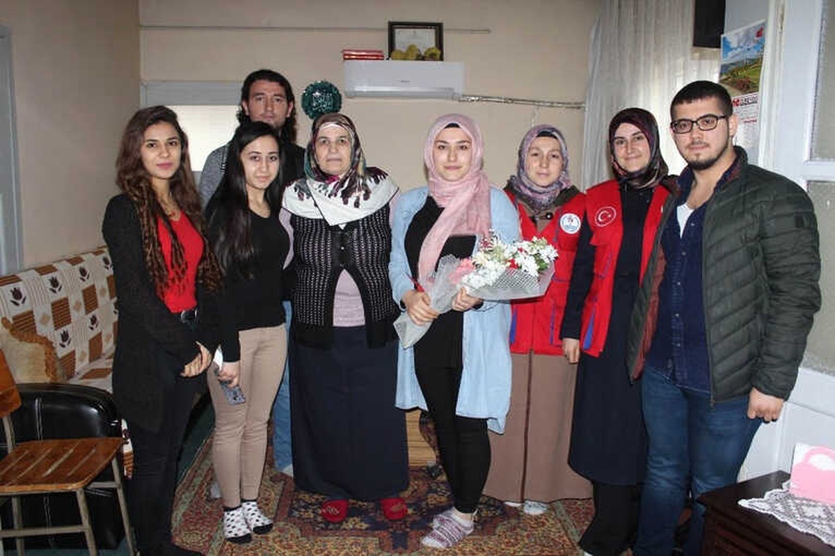 Gençler Gazi Annesini Ziyaret Etti