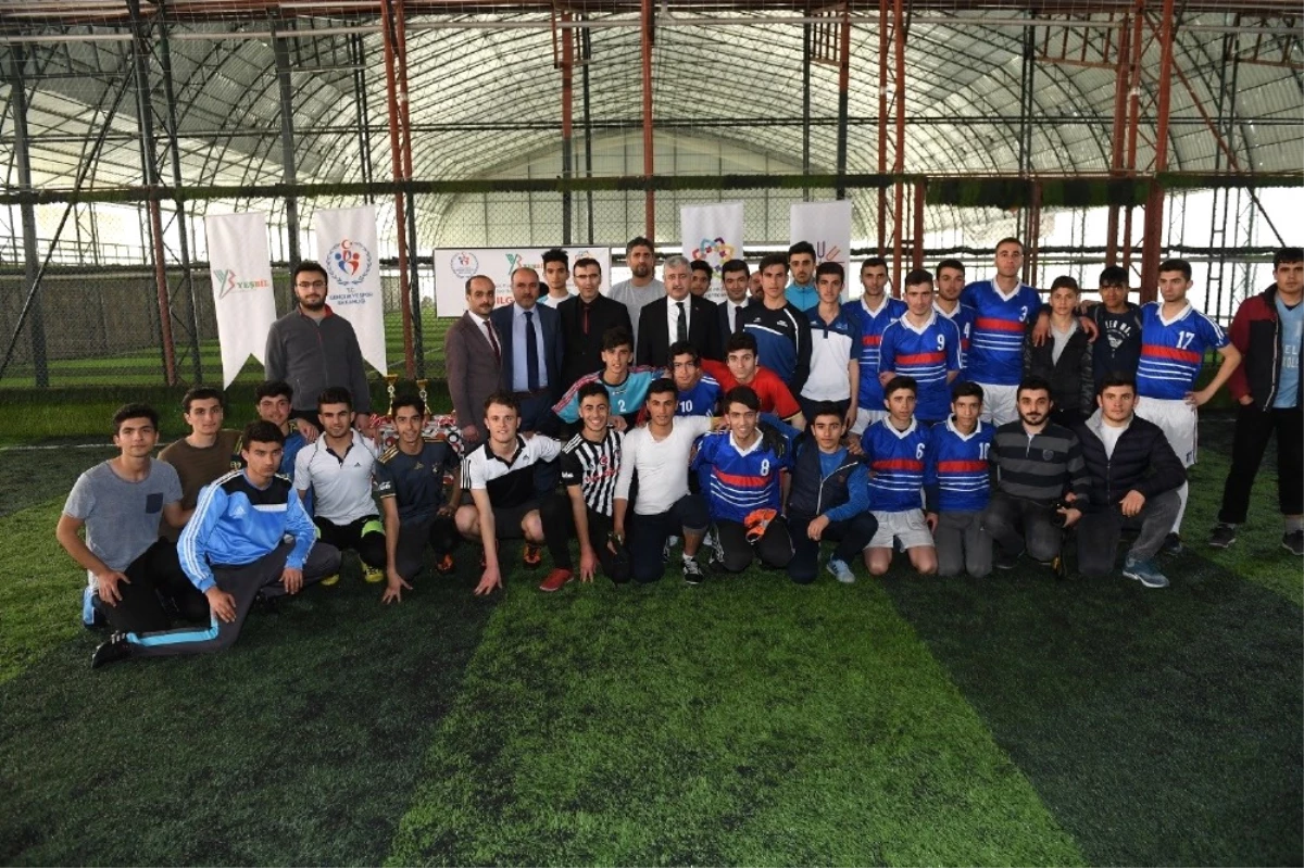 Halı Saha Futbol Turnuvasının Ödülleri Dağıtıldı