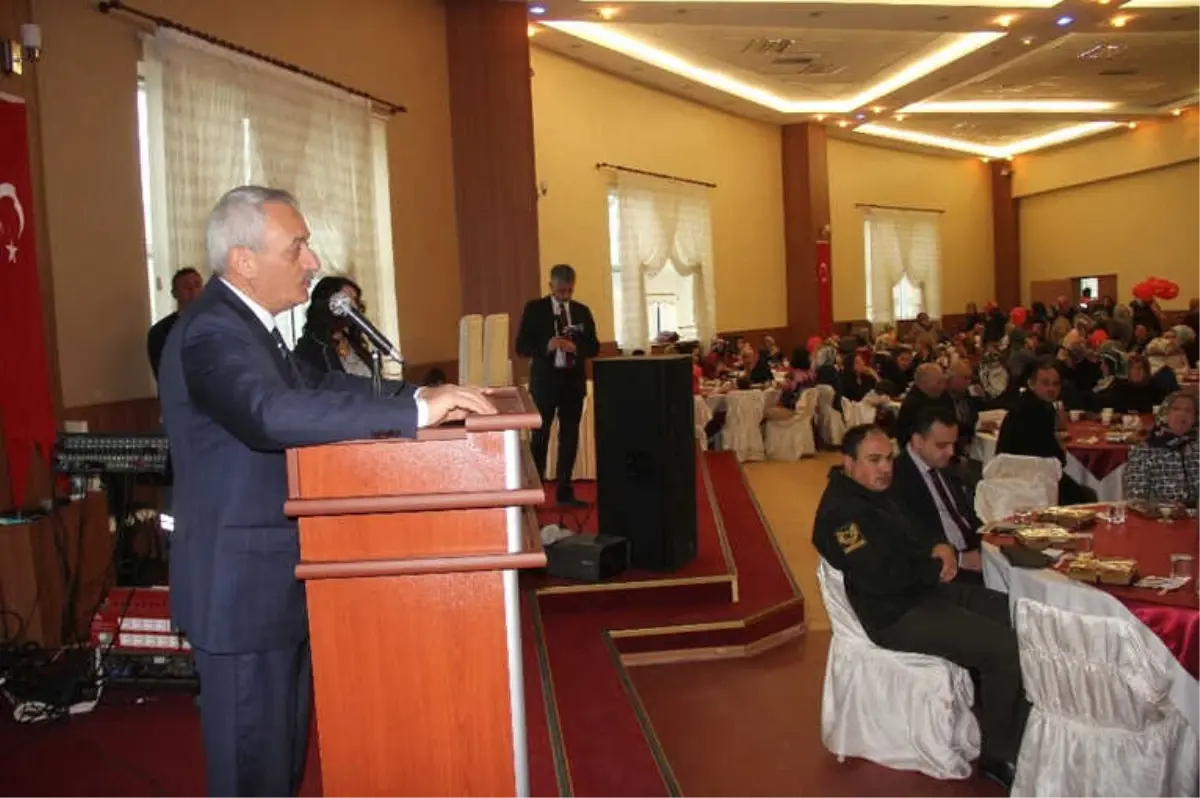 İncesu Belediyesi, 8 Mart Kadınlar Gününü Karanfil Dağıtarak Kutladı