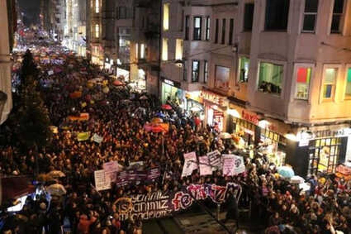 İstiklal Caddesi\'nde Binlerce Kadın Yürüyor