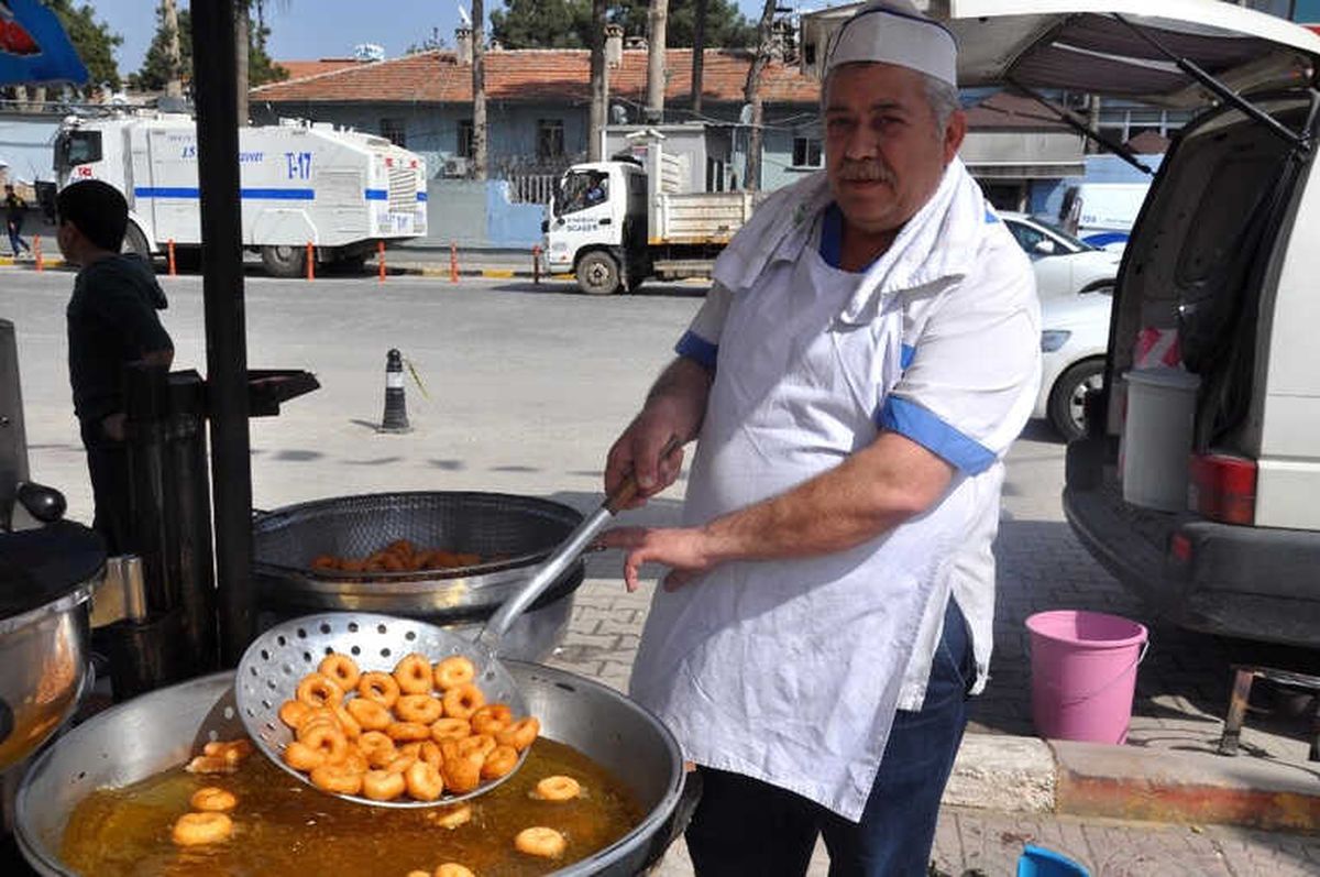 İzmirli Hayırsever Reyhanlı\'da Lokma Tatlısı Dağıttı
