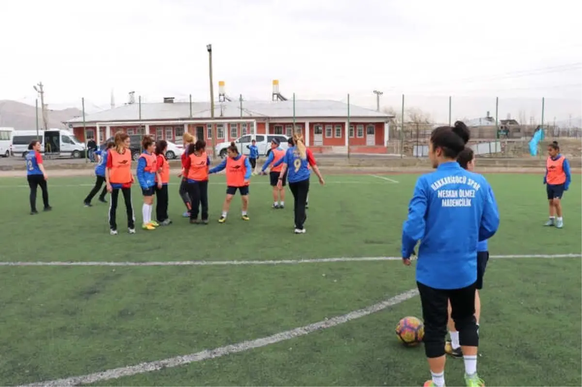 Kadın Askerlerle Futbolculardan Renkli Futbol Maçı