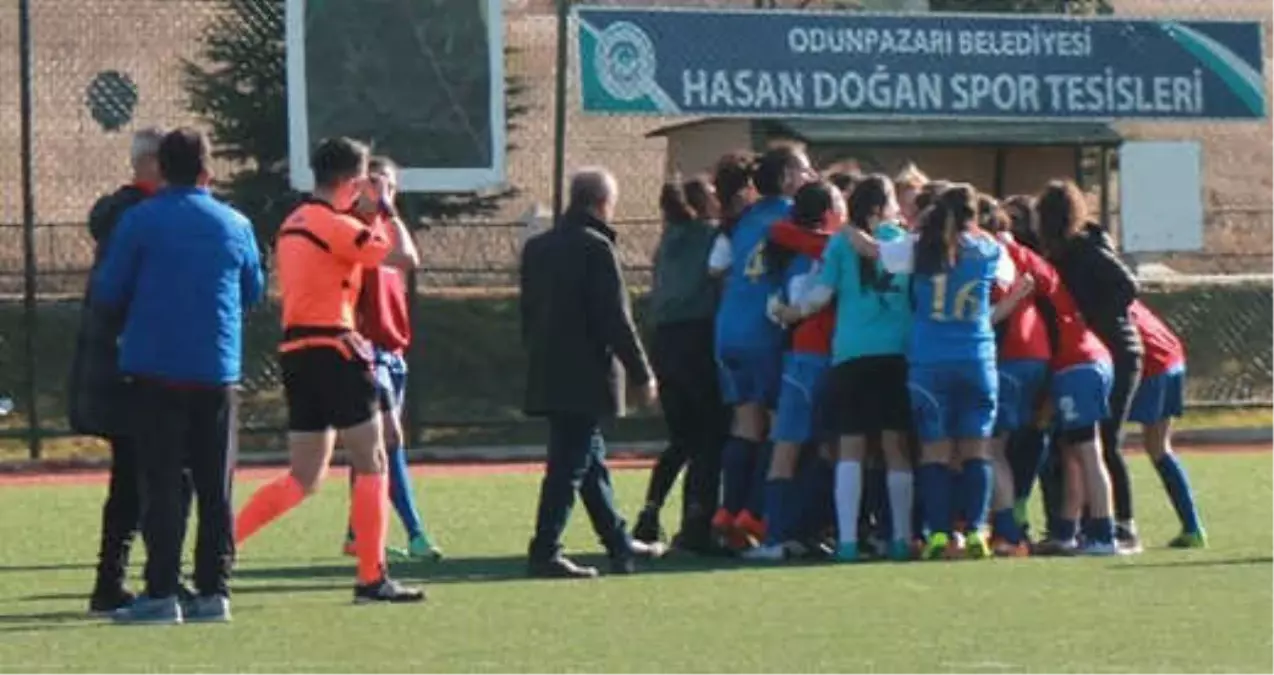 Kadın Futbolcuya, Erkek Antrenör Saldırdı