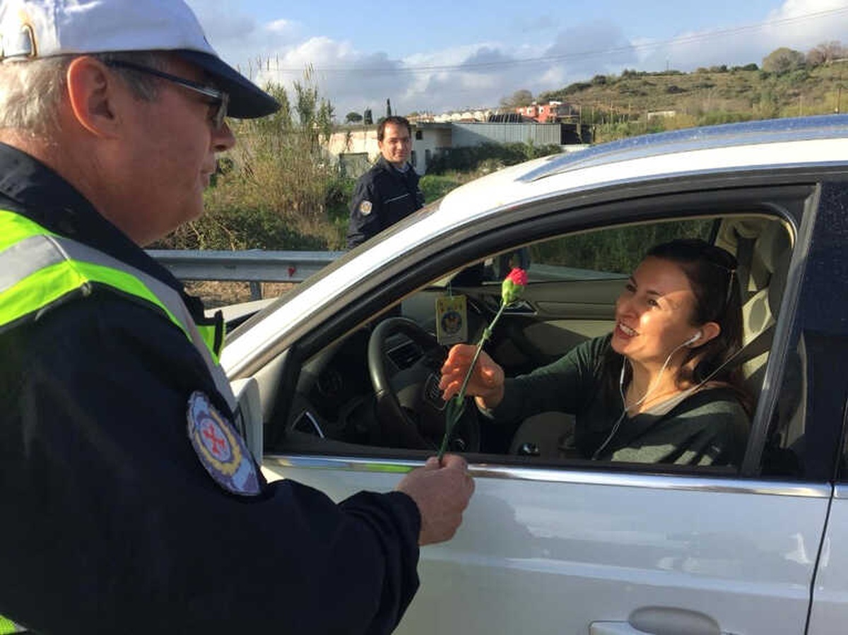 Kadın Sürücülere ve Yolculara Karanfil Sürprizi