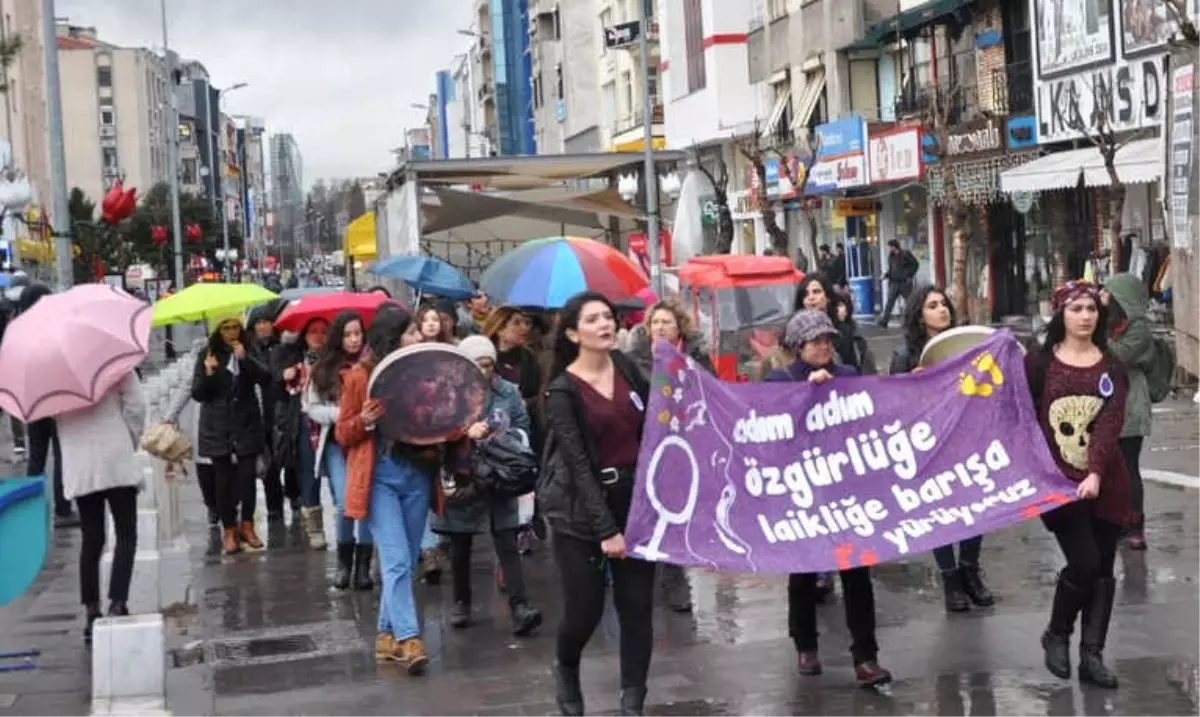 Kadınlar Günü\'nde Anma Yürüyüşü Gerçekleştirdi