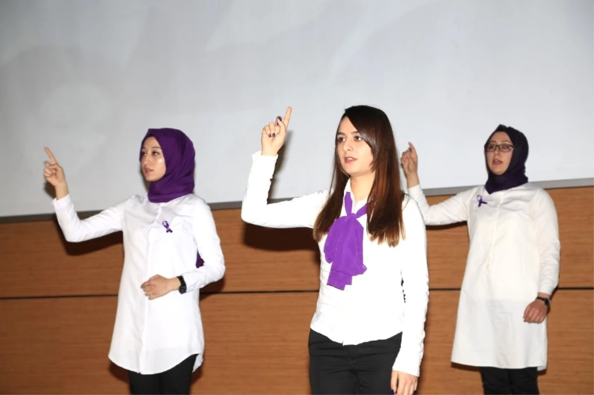 Kadınlar İstiklal Marşı\'nı İşaret Diliyle Okudu