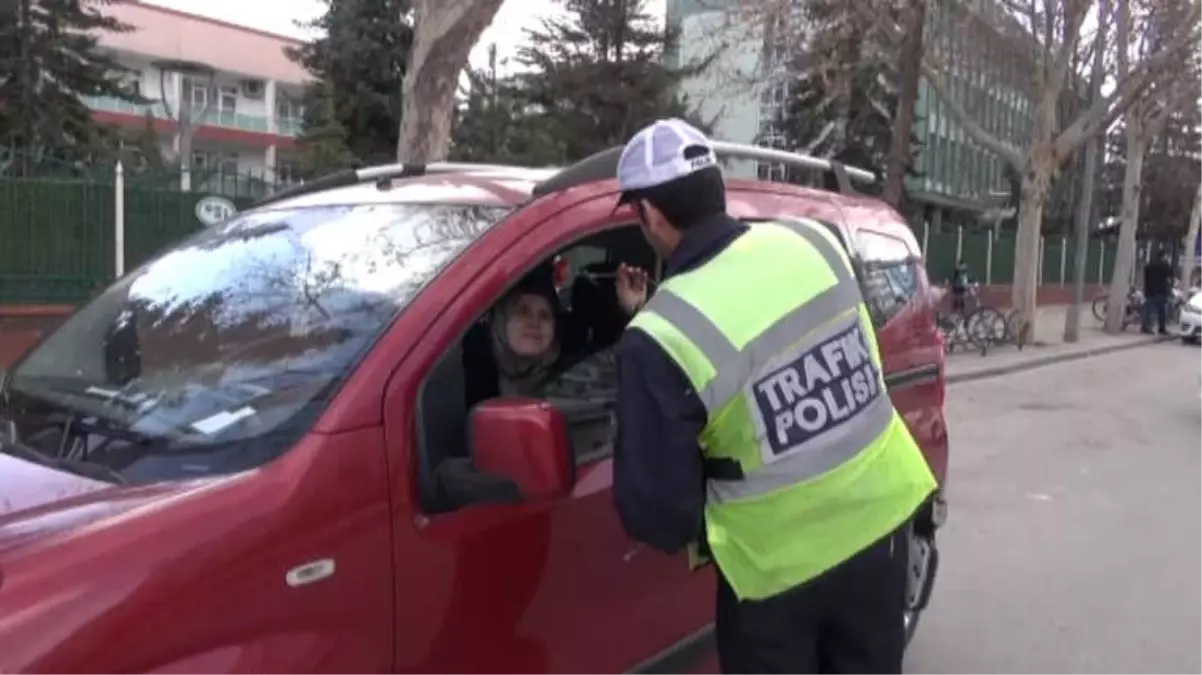 Konya\'da Trafik Polisinden Kadın Sürücülere Karanfil Sürprizi