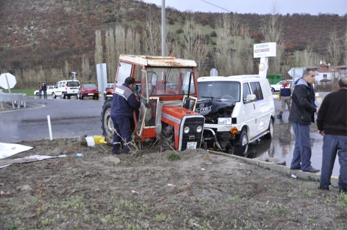 Konya\'da Traktörle Minibüs Çarpıştı: 4 Yaralı