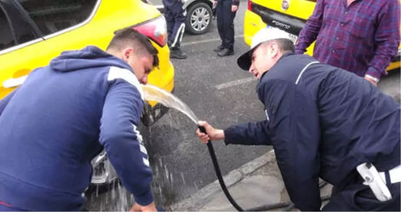 Polis, Taşkınlık Yapan Taraftara Önce Biber Gazı Sıktı Sonra Yüzlerini Yıkadı