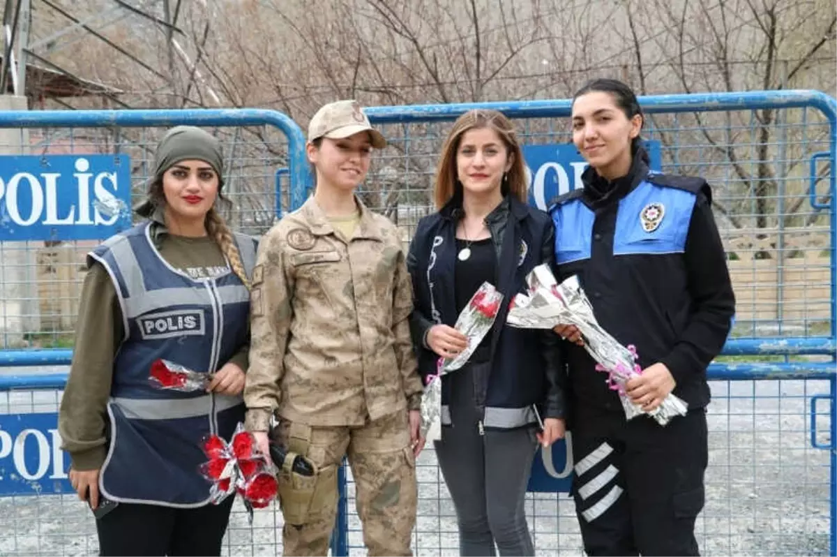 Polis ve Jandarmadan Gül Dağıtımı